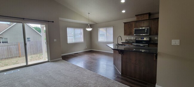 Building Photo - 331 NW Pacific Hills Dr