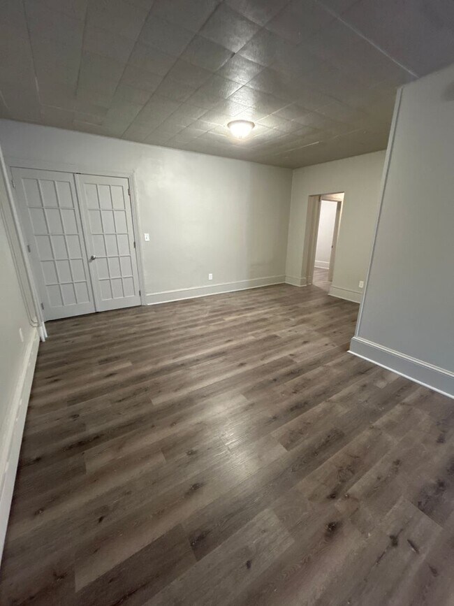 Building Photo - 3rd St 31-33 N