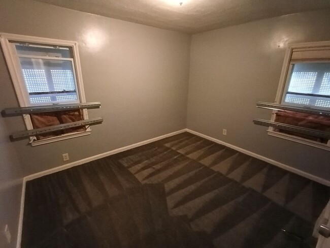 Building Photo - 3 bedroom 1 bathroom on the Eastside NOW A...