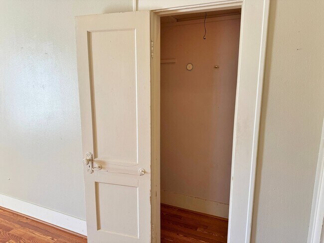 Building Photo - Cute 2 Bed 1 Bath Craftsman Home