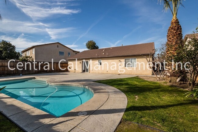 Building Photo - 3 Bedroom/2 Bath with Pool in the Southwest - $2395 Per Month!