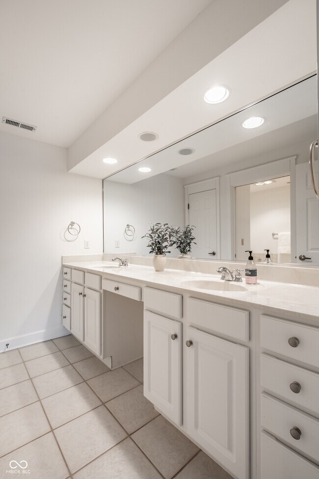 Building Photo - 8651 Jaffa Ct Dr E