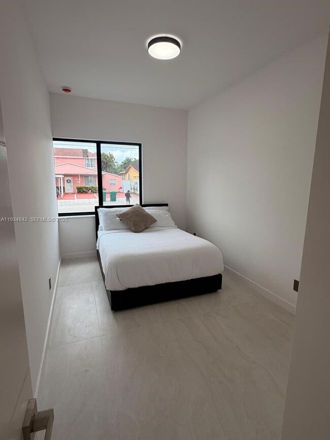 Building Photo - 2436 SW 7th St