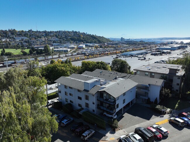Building Photo - 2562 Thorndyke Ave W