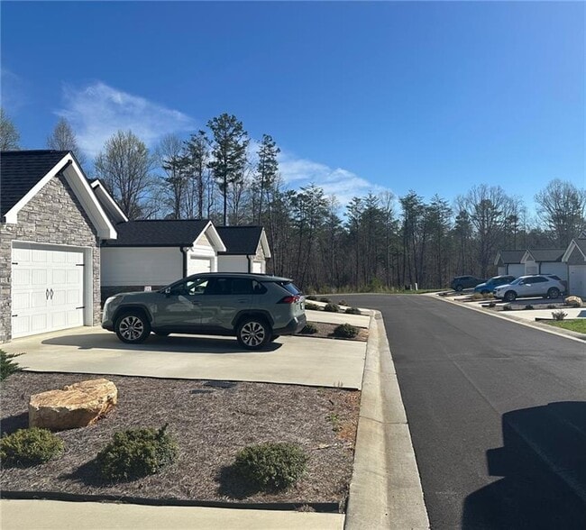 Building Photo - 404 Brookstone Dr
