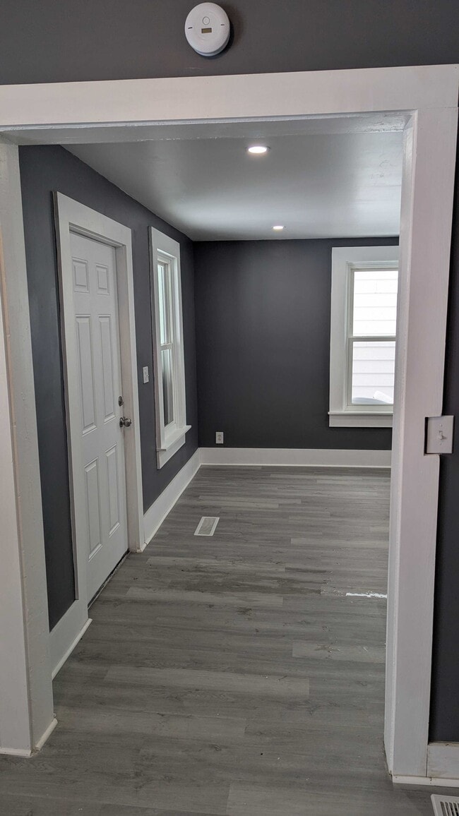 Building Photo - 812 E 3rd St