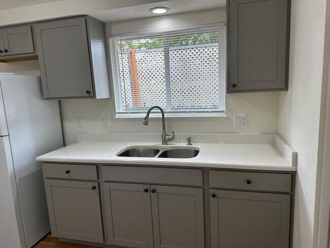 Building Photo - Beautifully updated 3 bedroom, 1 bath hous...