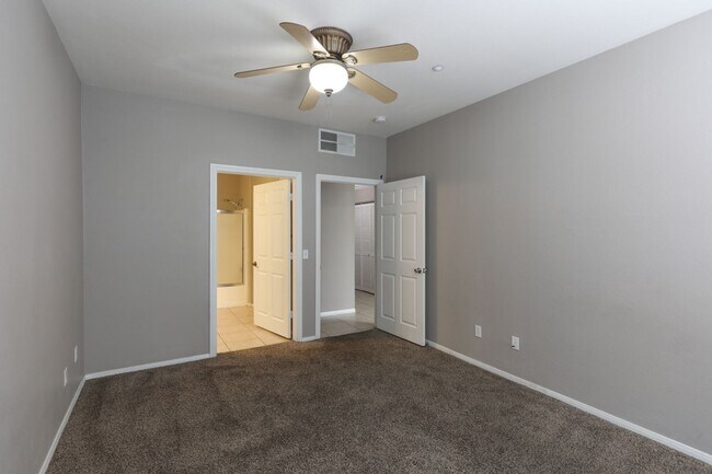 Building Photo - 3 Bedroom First Floor Condo Convenient To Nellis AFB