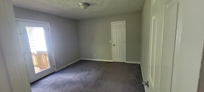 Building Photo - 124 Meadowbrook Dr