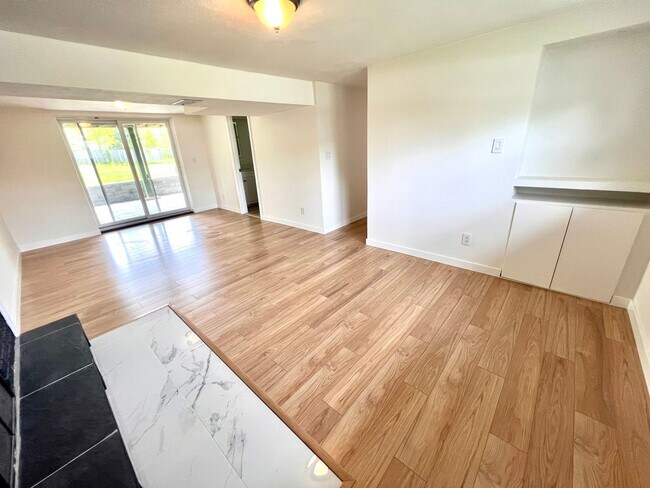 Building Photo - Absolutely Stunning Home! - 3 Bedroom 2 Fu...