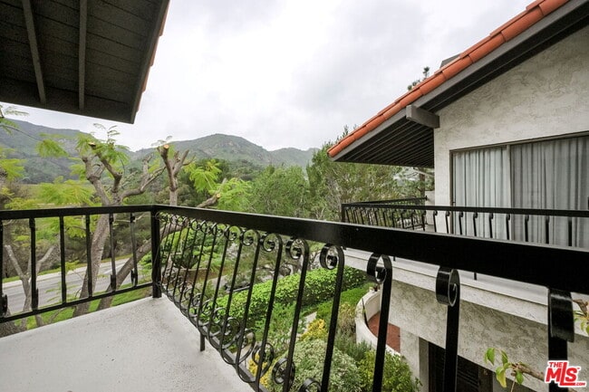 Building Photo - 1486 Palisades Dr