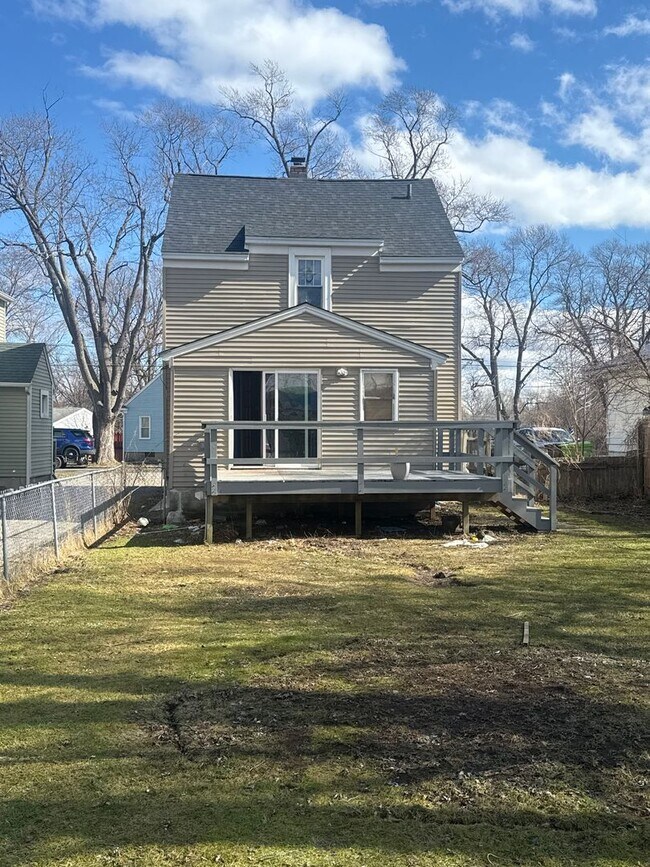 Building Photo - Great Mattydale 3 Bed 1 Bath Colonial