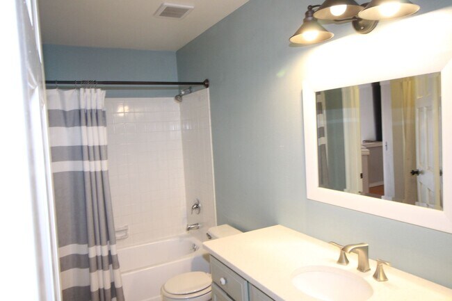 Building Photo - Adorable 2bdrm 1 bath townhome in Desirabl...