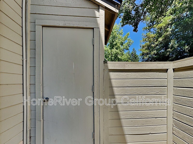 Building Photo - 9127 Newhall Dr