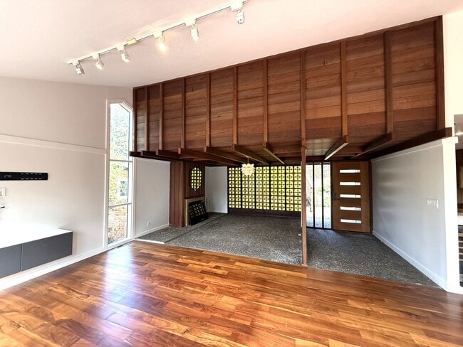 Building Photo - STUNNING THREE BEDROOM TWO BATH MODERNIST ...
