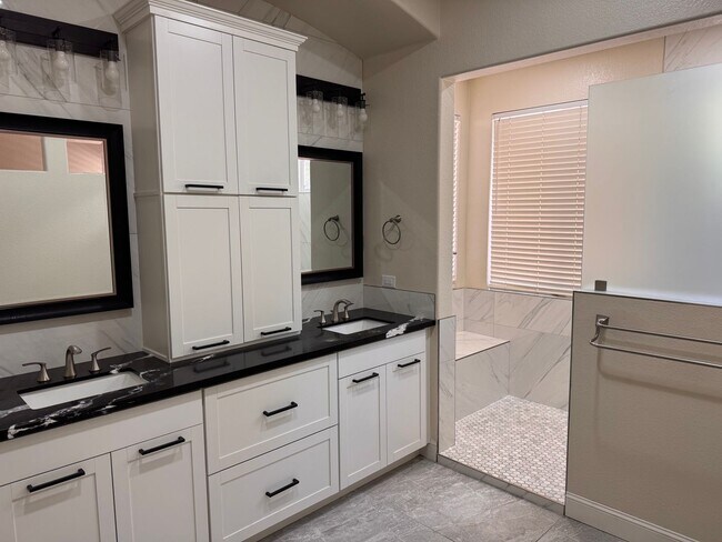 Building Photo - Recently Updated 4 Bedroom Prairie Oaks Ho...