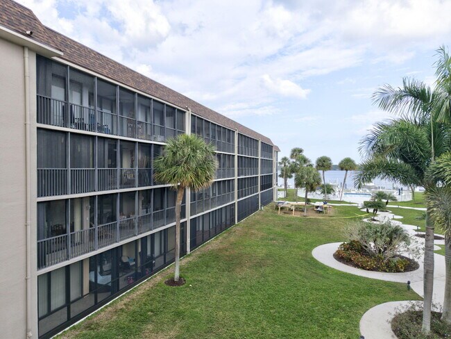 Building Photo - 2424 N Federal Hwy