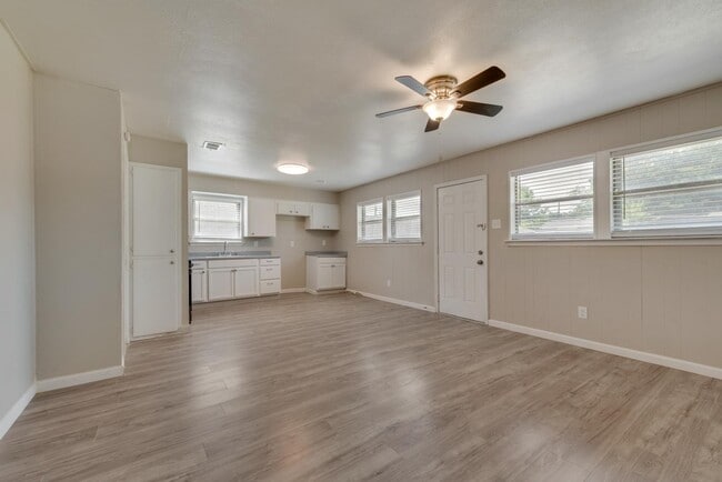 Building Photo - 917 Piedmont Dr