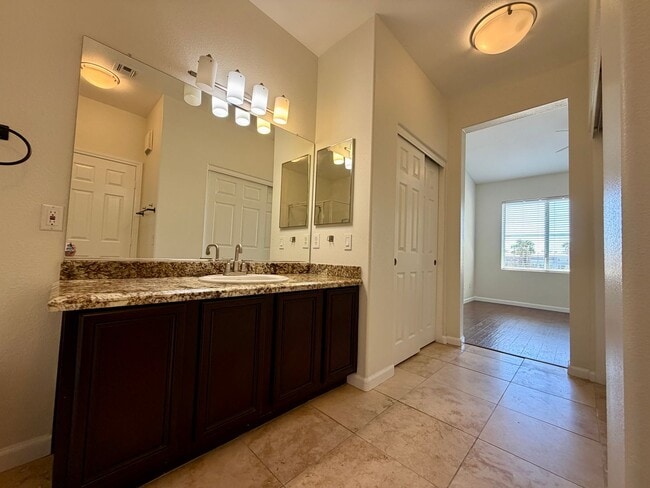 Building Photo - Close to shopping and easy access to Freeway!!!