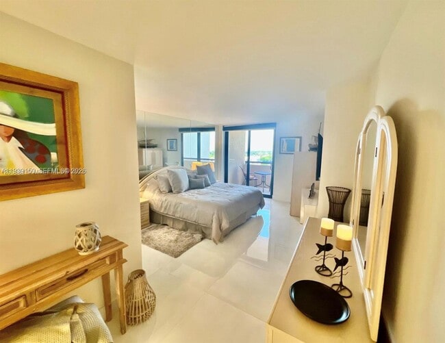 Building Photo - 2555 Collins Ave