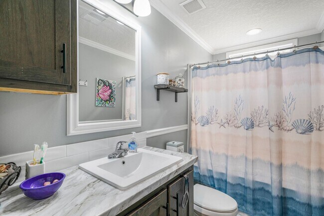 Building Photo - Charming 3/2 in the Heart of Williston – U...