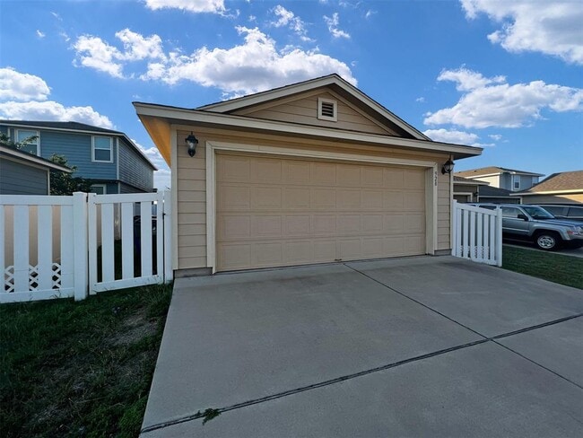 Building Photo - 928 Lost Pines Ln