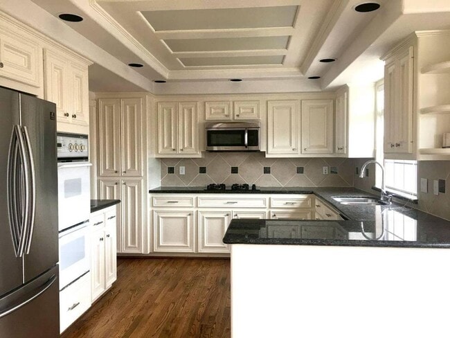 Building Photo - Discounted Deposit! Stylish 3-Bedroom Town...