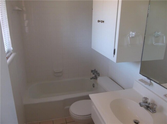 Building Photo - 2111 Falcon Hill Dr