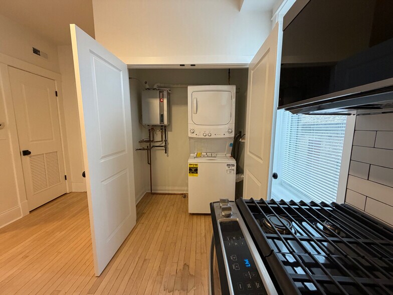 Building Photo - 3414 W Schubert Ave