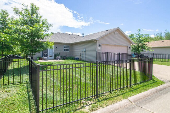 Building Photo - 1871 Harmony St