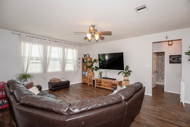 Building Photo - 2110 Stonehollow Ct