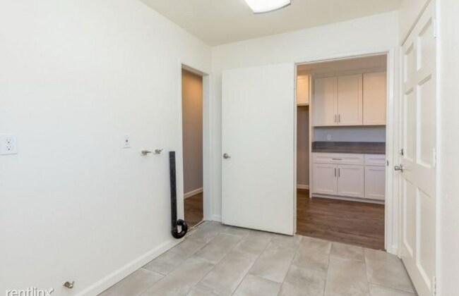 Building Photo - 8861 Olive Dr