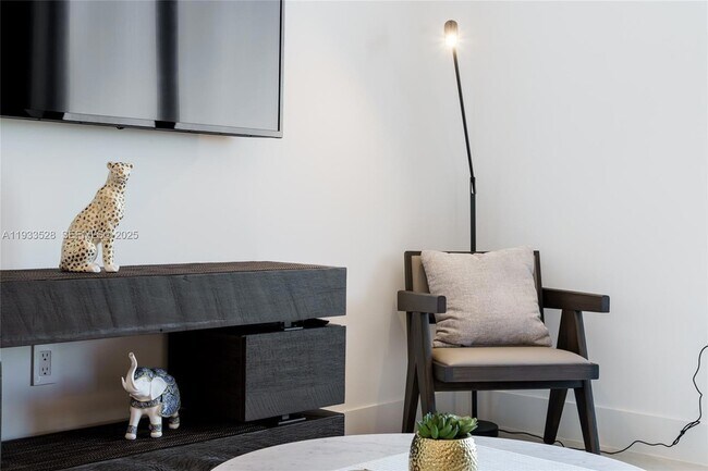 Building Photo - 601 NE 1st Ave