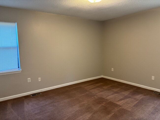 Building Photo - Spacious 2 Bed, 1 Bath Minutes from Uptown