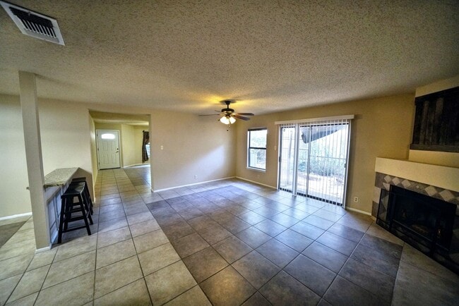 Building Photo - Cozy 3-Bed, 2-Bath with Fireplace in Prime NW Location - Realtor Commission: $500