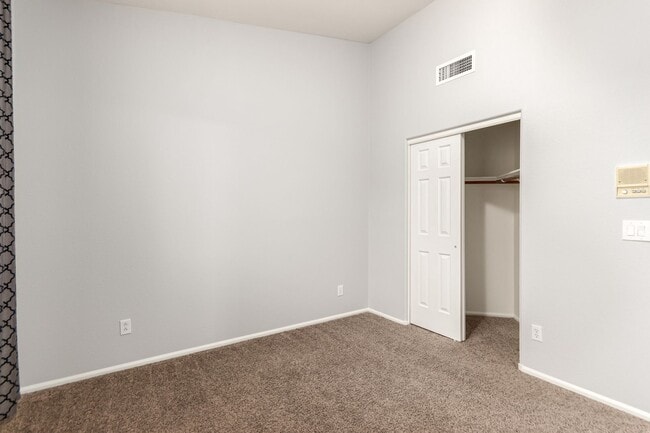 Building Photo - 4 bedoom home with private pool