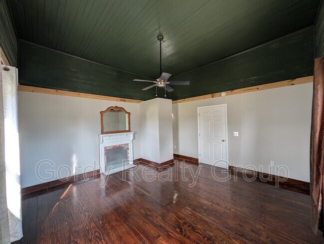 Building Photo - 5443 10th St