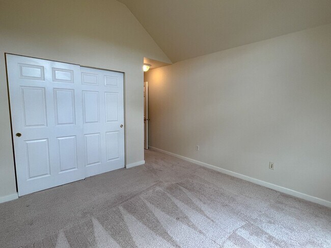 Building Photo - Huge, Updated 2 bed 2.5 bath Issaquah High...