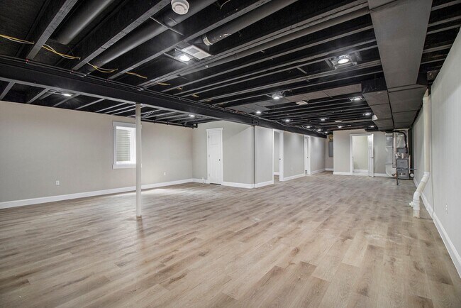 Building Photo - 6 Maple Vlg Ct