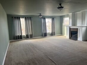 Building Photo - 1526 NE Market Dr