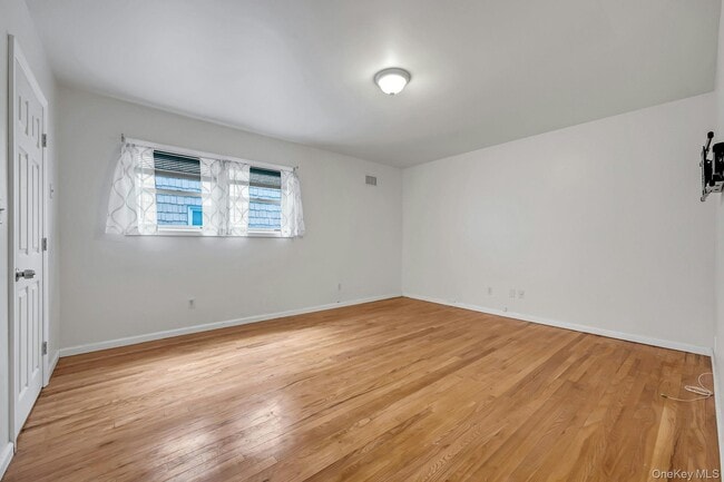 Building Photo - 417 City Island Ave