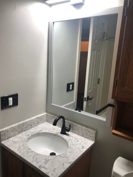 Master bathrooom - 120 Courtyard Ln