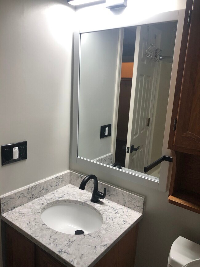 Master bathrooom - 120 Courtyard Ln