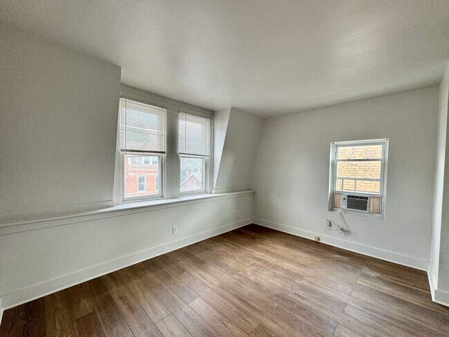 Building Photo - 2233 Victor St