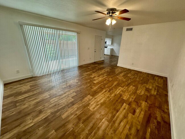 Building Photo - Fully Remodeled - 2/2 Townhome in Central ...