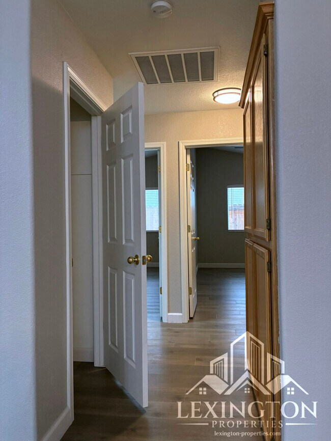 Building Photo - Updated 3 Bedroom, 2 Bathroom, Single-Story Home in Antelope!