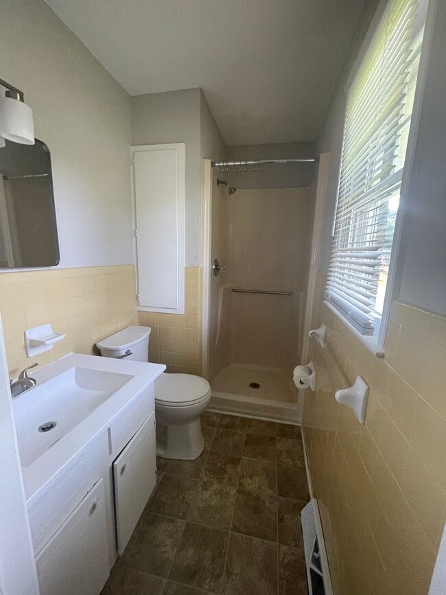 Building Photo - Welcome to this charming 3-bedroom, 2-bath...