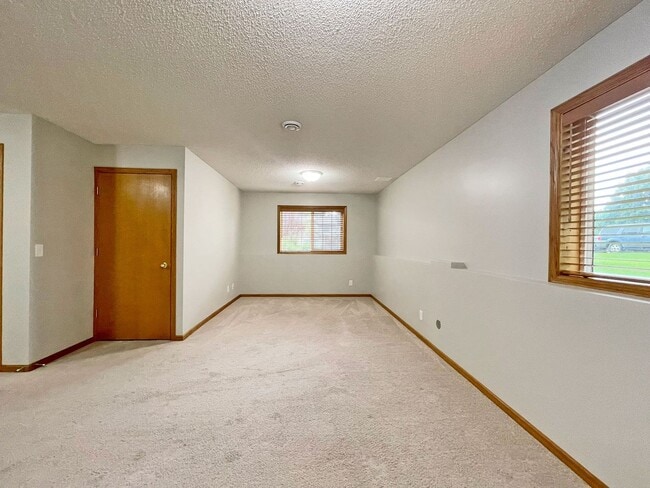 Building Photo - Sparkling Like New 3-Plus Bedroom with Vau...