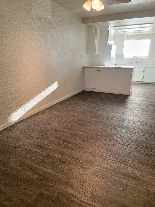 Building Photo - Lovely 3 bedroom 1.5 bath duplex for rent ...