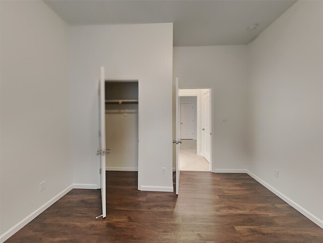 Building Photo - 2515 Pioneer Oaks Dr
